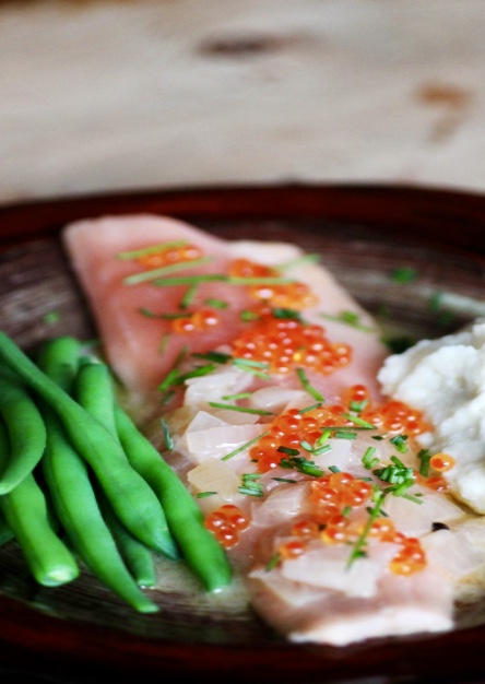 SKINNSTEKT RØYE MED SMØRSAUS – GASTRONOMADEN